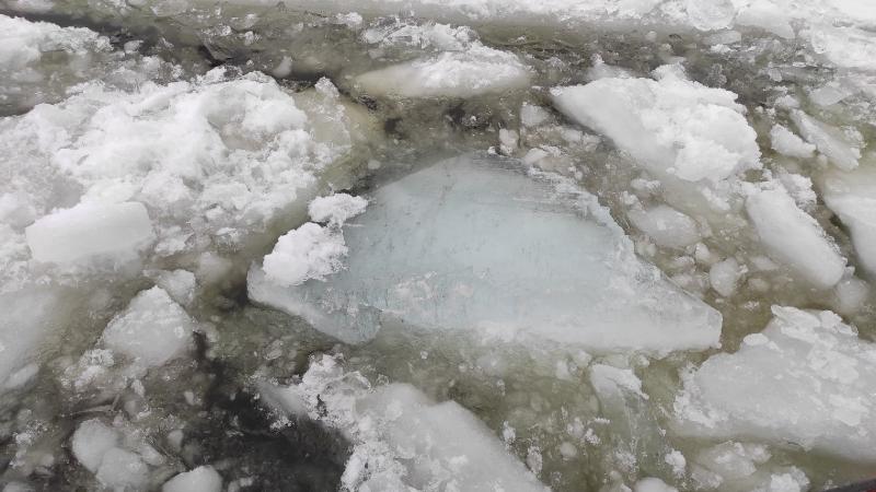 Лед тронулся: в Рождественской Воложке активно работает ледокол-буксир "Портовый-13"