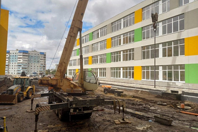 Искусственный газон и внутренняя отделка: как продвигается строительство самой крупной школы в Тольятти