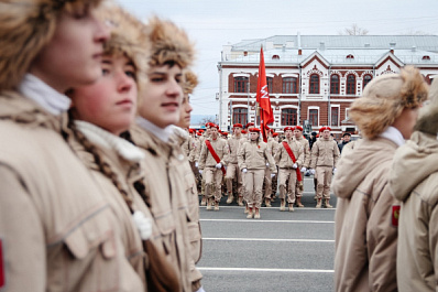 "Вырасти достойными гражданами нашей страны": наставления юнармейцам от участника "Школы героев" Максима Меделяева