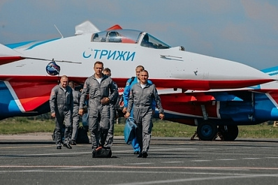 Майор группы высшего пилотажа рассказал, как летают "Стрижи"