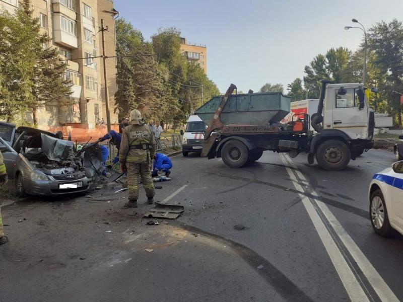 В Самаре водитель "Приоры" погиб после столкновения с мусоровозом