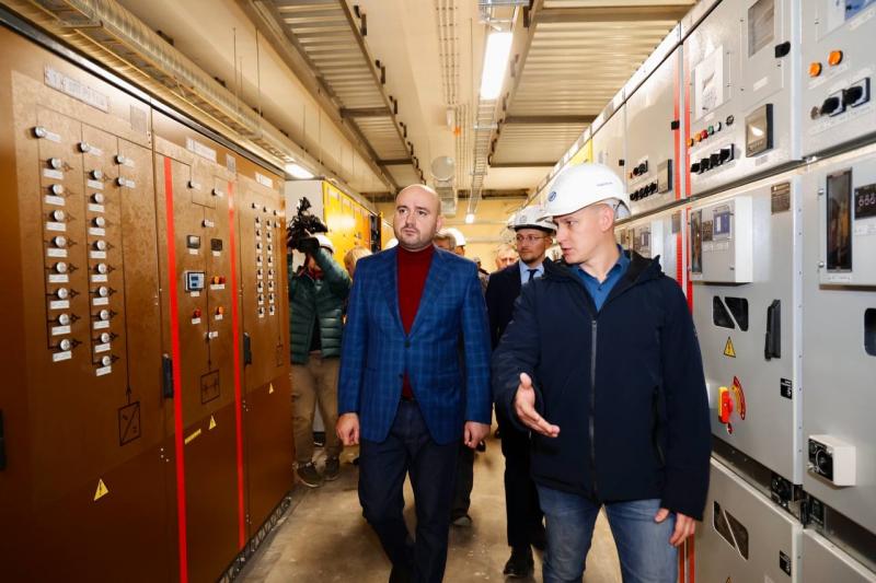 Вячеслав Федорищев посетил строящуюся станцию "Театральная" и поздравил метростроителей с профессиональным праздником