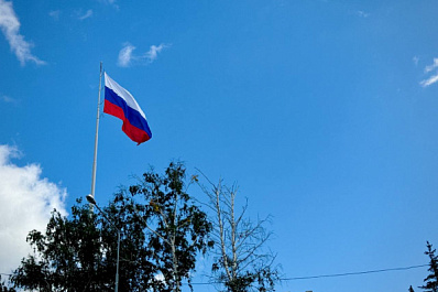 Отечественные артисты исполнили патриотическую песню ко Дню Государственного флага