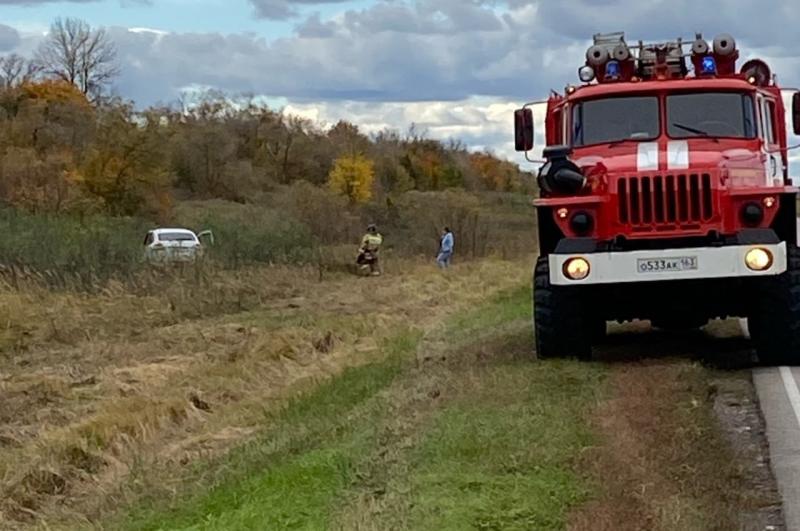 Съехал в кювет: на трассе в Самарской области столкнулись две легковушки 25 сентября