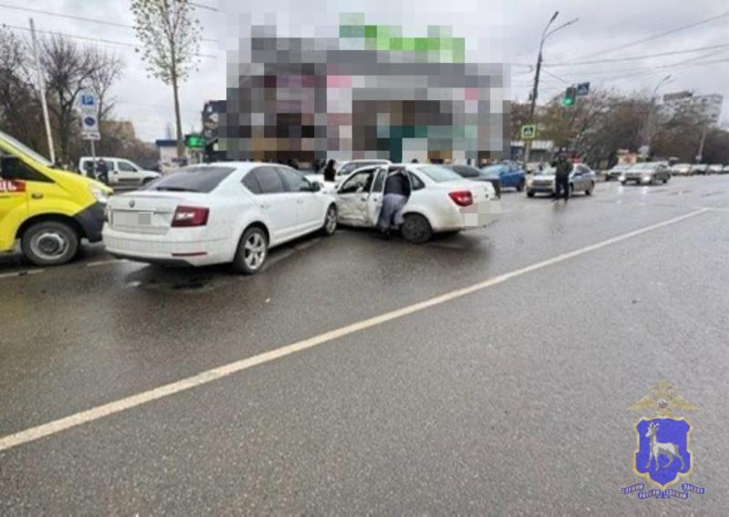 В Самаре в ДТП с двумя "Шкодами" и "Ладой" пострадали мужчина и женщина