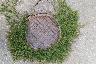 Самарские коммунальщики достали из канализации тряпки и ягоды