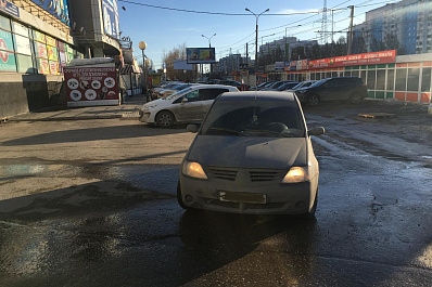 На парковке у торгового центра в Самаре машина сбила 76-летнюю бабушку