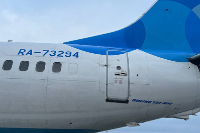 Boeing-737 не смог вылететь из Самары в Москву из повреждения обшивки трапом