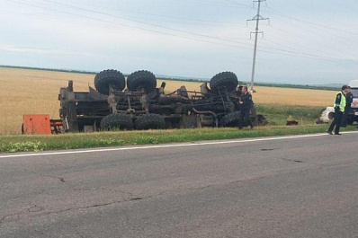 Под Самарой КамАЗ вылетел в кювет и перевернулся