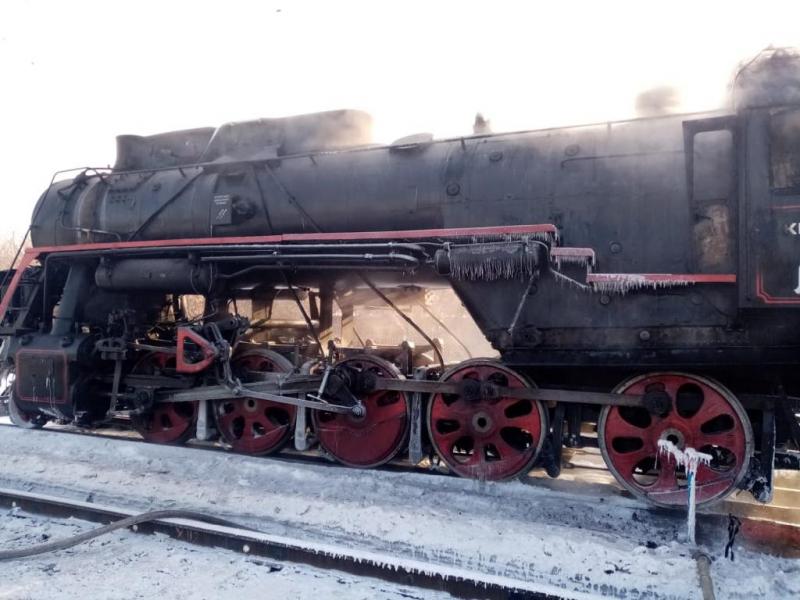 В Самарской области возле ж/д станции загорелся ретро-локомотив