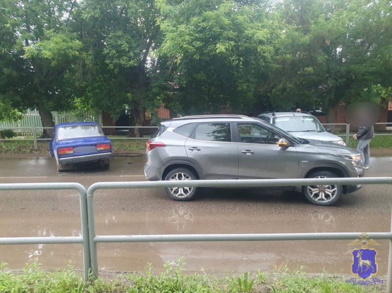 В Самаре "Гранта" врезалась в пешеходные ограждения после столкновения с "Сузуки"