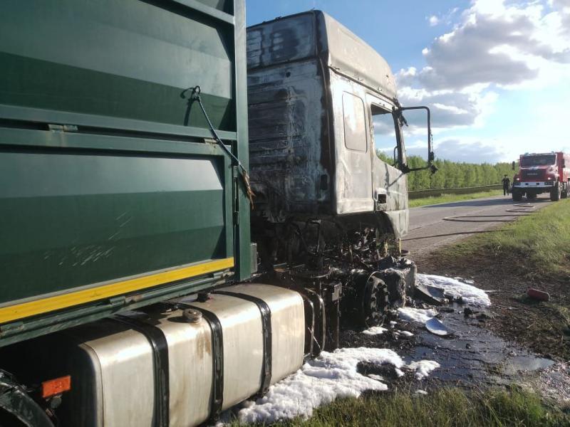 В Самарской области 23 мая на трассе загорелся грузовик с зерном