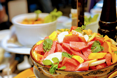 Эксперты Роспотребнадзора предлагают заменить торт на новогоднем столе фруктовым салатом