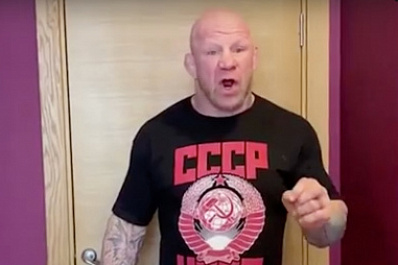 Боец смешанных единоборств Джефф Монсон пригласил людей спеть песню "День Победы"