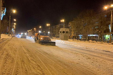 Ночью улицы Самары расчищали от снега 330 спецмашин и 89 человек