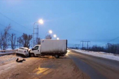 Грузовой фургон врезался во встречную "Гранту" на трассе М5 в Самарской области