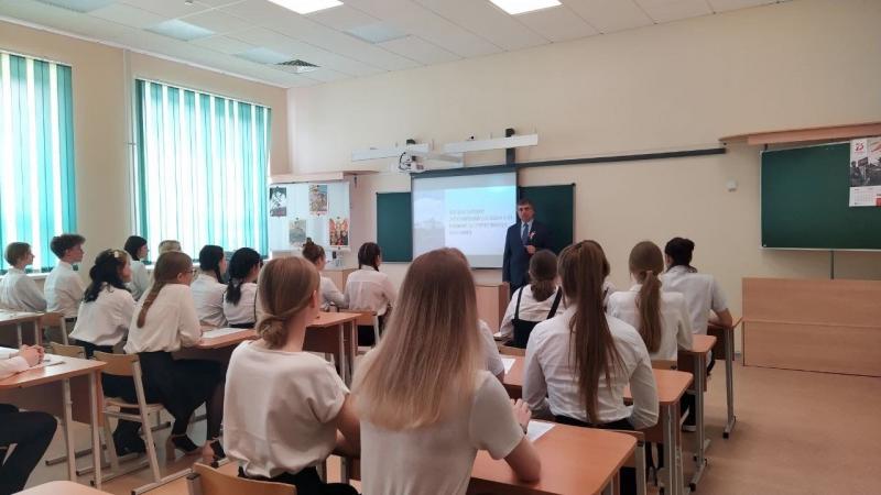 Виктор Акопьян рассказал старшеклассникам об антироссийских санкциях и их влиянии на экономику
