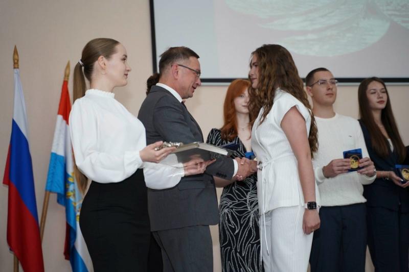 70 выпускников самарских колледжей и техникумов наградили медалями губернатора "За особые успехи в профессиональном образовании"