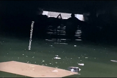 Опасный заплыв самарца в затопленном переходе попал на видео