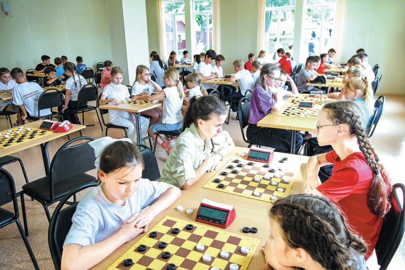 Международные гроссмейстеры играют в русские шашки в Самаре