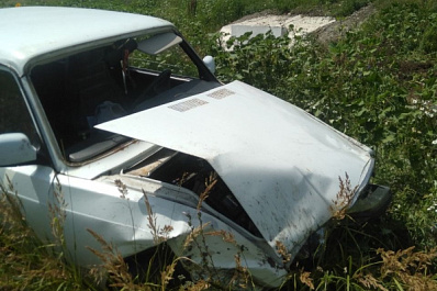 На трассе в Самарской области "семерка" съехала в кювет