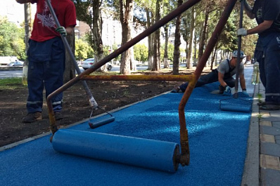 В сквере Фадеева обустраивают резиновую дорожку для бега