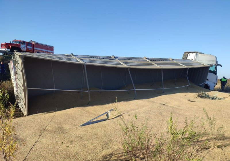 В Самарской области 23 сентября фура с зерном оказалась в кювете