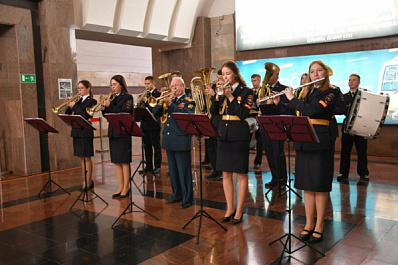 Музыканты из юридического института сыграли патриотические песни в метро