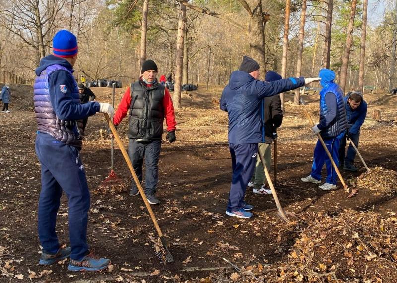 В Тольятти добровольцы устроили субботник в сквере на территории больницы