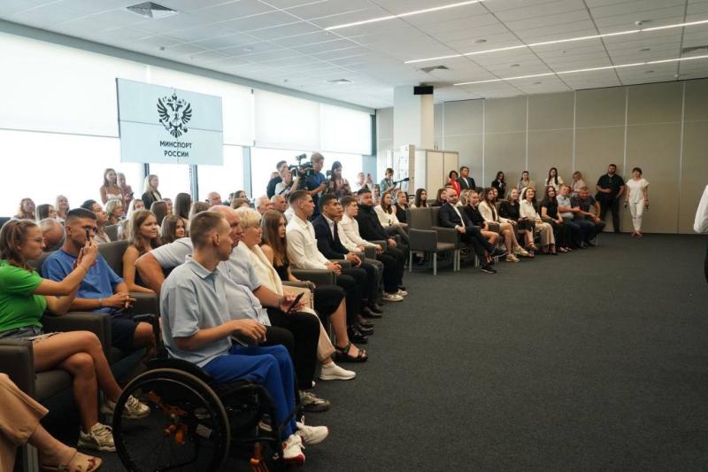 Губернатор Федорищев и министр спорта РФ Дегтярев вручили награды выдающимся спортсменам в День физкультурника