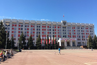 Окна здания Правительства Самарской области украсили портреты фронтовиков