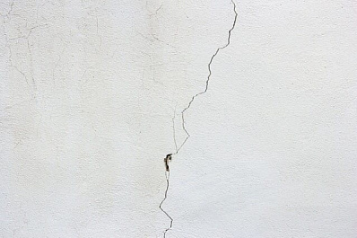 В Сызрани многотонная стена может упасть на дорогу