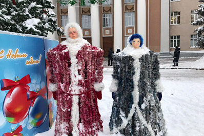 Жуткие Дед Мороз и Снегурочка из Новокуйбышевска попали в шоу Ивана Урганта 