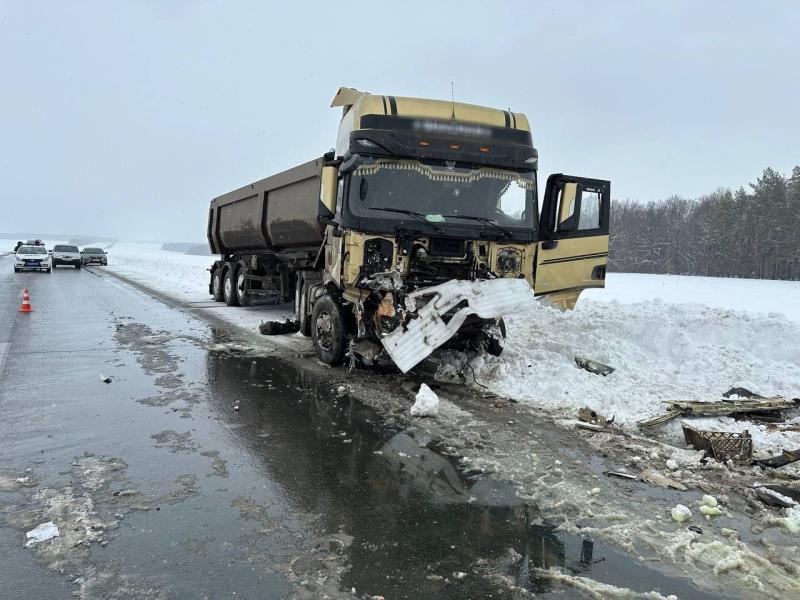 В ДТП с фурой и легковушкой 7 марта в Самарской области погибли два человека