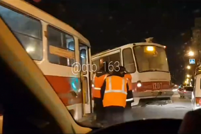 В центре Самары трамвай сошел с рельсов