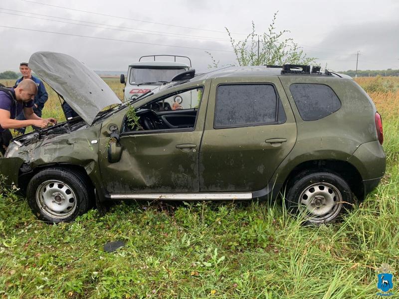 В Самарской области мужчина на иномарке во время дождя врезался в дорожный знак