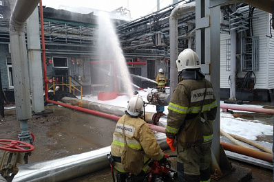 В Новокуйбышевске тушат крупный пожар на заводе масел и присадок
