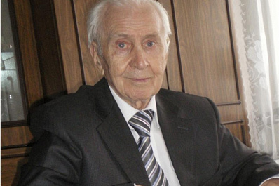 Путь к Параду Победы: Дмитрий Азаров поручил отремонтировать дорогу у дома ветерана ВОВ