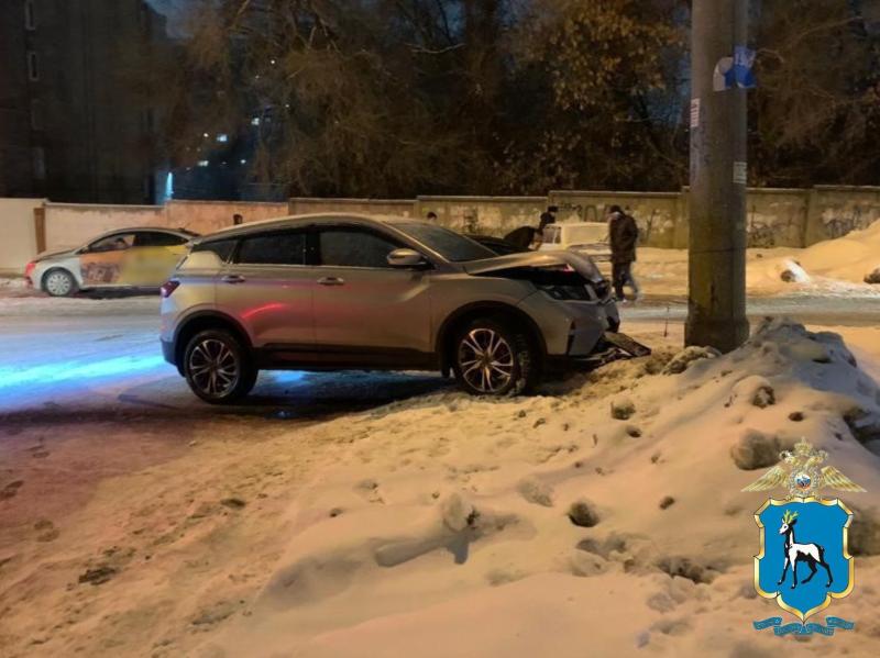 В Самарской области на трассе молодой водитель на иномарке насмерть сбил пешехода