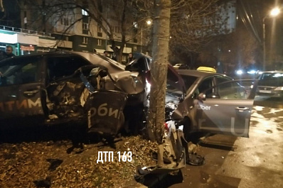 В Самаре сразу два автомобиля такси "намотало" на столб