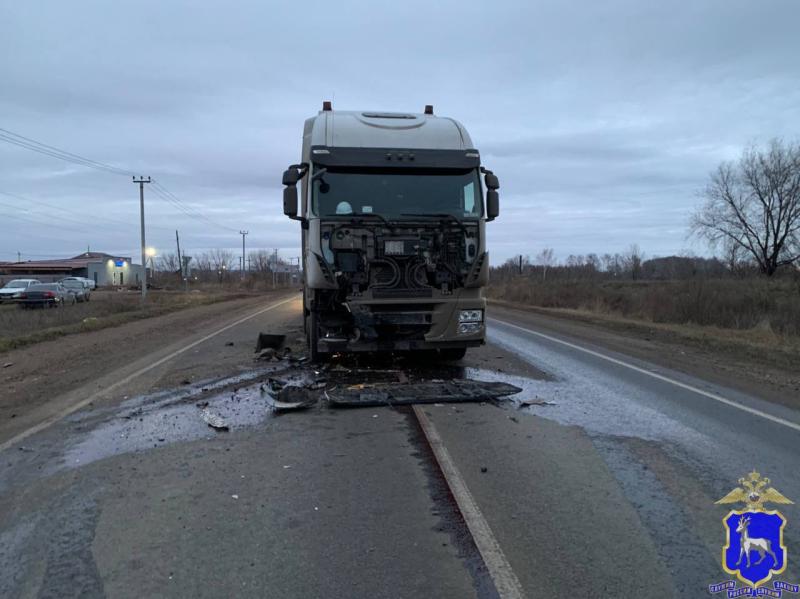 В лобовом столкновении "Рено" и автоцистерны на трассе под Самарой погиб человек