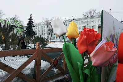 В Самаре женщинам дарят цветы на площади Куйбышева