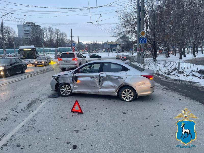 В Самаре на Аэропортовском шоссе перевернулась иномарка