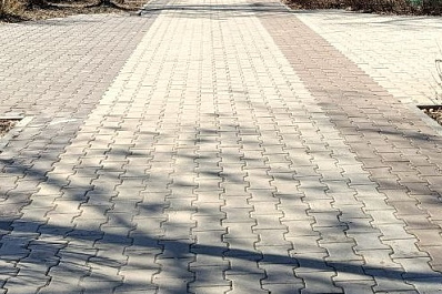 Жители Нового Сарбая благоустраивают парк в память о защитниках Отечества