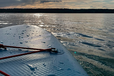 В Екатеринбурге прогулочная яхта сбила двух девушек на сапах