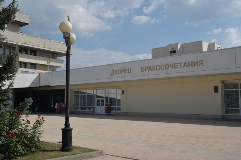 Дмитрий Азаров посетил тольяттинский Дворец бракосочетаний, открывшийся после капремонта