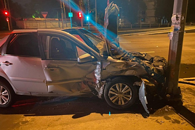 Ночью в Самаре 18-летний водитель "Лады" врезался в Datsun и отправил иномарку в столб