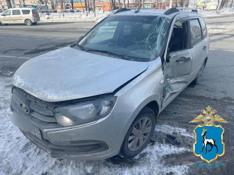 В Тольятти экскаватор проехал на красный и врезался в "Гранту"