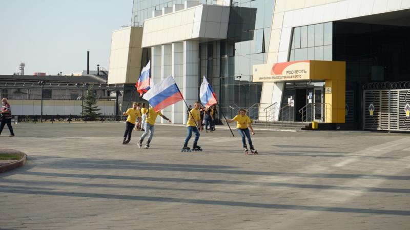 Нефтяники Самарской области в честь Дня государственного флага России провели патриотические акции