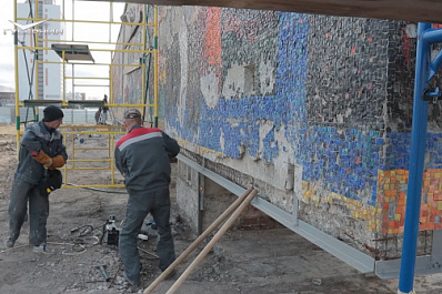 В Тольятти реставрируют знаменитую стелу-панно "Радость труда"